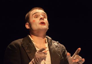 Représentaion d'un spectacle de clown  Homme maquillé en clown lors d'un spectacle