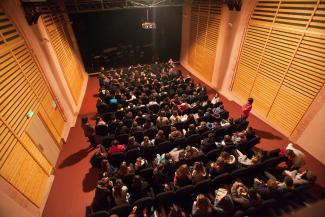 Salle de spectacle de l'espace des Augustins Salle de spectacle remplie par des invités en attendant le début du concert