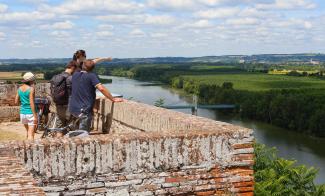 Auvillar Touristes au point de vue d'Auvillar