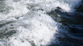 Eau  On peut voir des grands courant d'eau se frapper entre eux