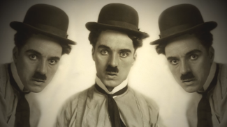 Projection du film "Charlie Chaplin, le génie de la liberté" à l'espace des Augustins Montage photo de Charlie Chaplin avec sa tête en 3 fois sur l'image qui regarde d'une façon sur l'objectif