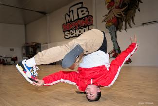 Reportage sur la breakdancer Audrey Trevisan La breakdancer Audrey Trevisan en train de tourner sur sa tête