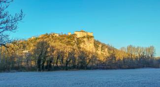 le chateau de Bruniquel en hivers avec de la neige