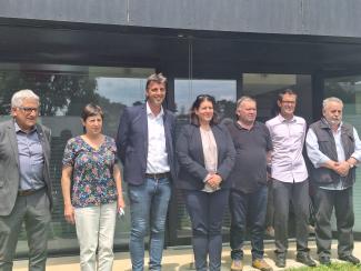 convention de Revitalisation des centres-bourgs dans le Quercy Vert Aveyron les élus posent debout pour la photo