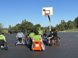 photo d'une équipe de basket handisport en plein jeu photo d'une équipe de basket handisport en plein jeu