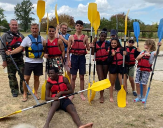 photo d'un groupe d'enfants prêts à aller faire du canoë photo d'un groupe d'enfants prêts à aller faire du canoë